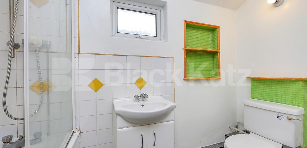 			LET , 5 Bedroom, 1 bath, 1 reception House			 Trundleys Road , Surrey Quays